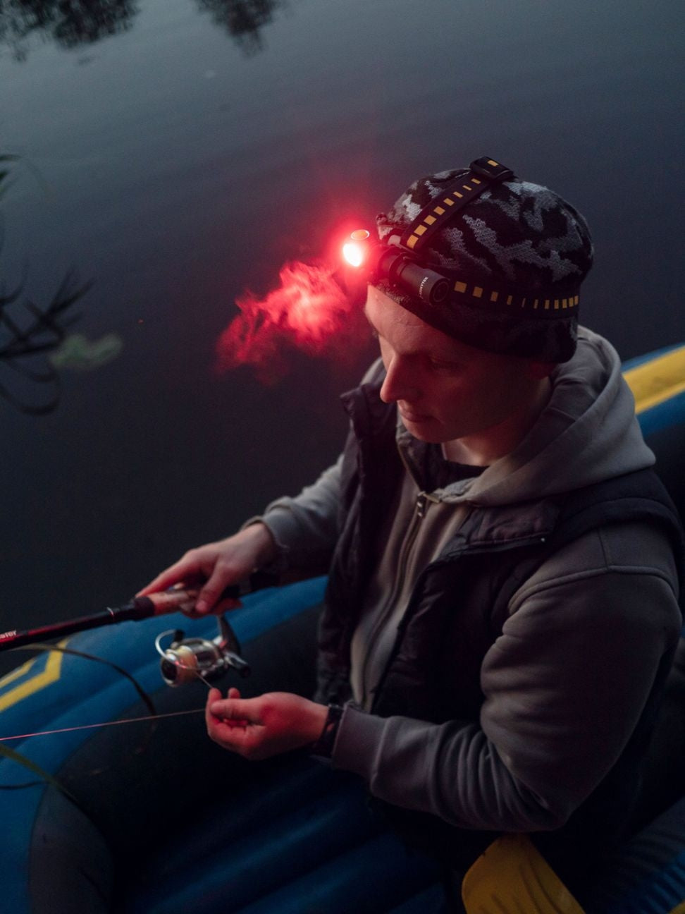 Lampe frontale Armytek Wizard C2 WR, lampe de pêche et lampe de poche tout-en-un avec 1100 lumens, câble de charge USB et batterie.