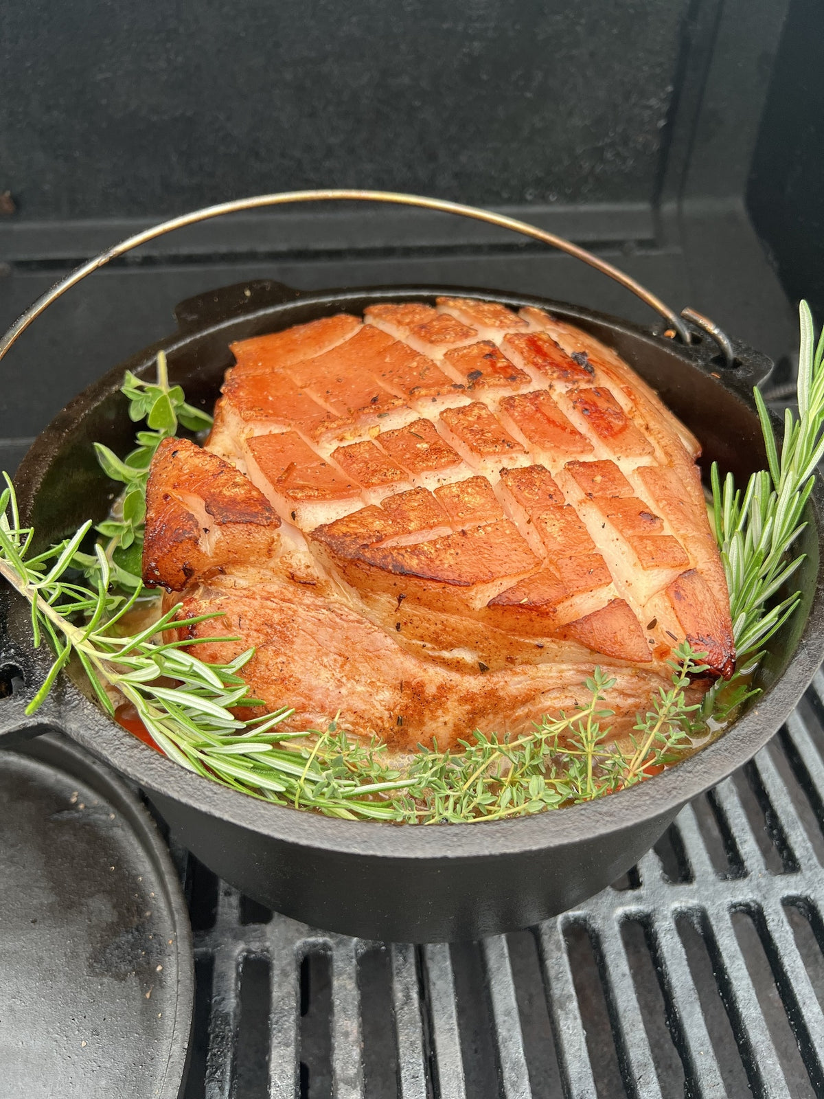 Lodge Dutch Oven 7,6 Liter 30,5 cm Durchmesser mit Deckel ideal für s BBQ und Kochen sowie Backen