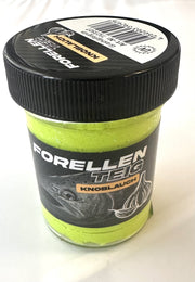 forellenteig-angelteig-fuer-forelle-troutbait-gruen-knoblauch-mit-glitter-schwimmend