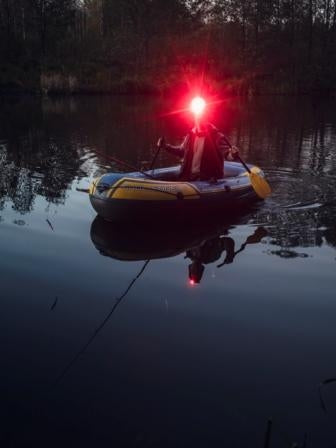 Lampe frontale Armytek Wizard C2 WR, lampe de pêche et lampe de poche tout-en-un avec 1100 lumens, câble de charge USB et batterie.